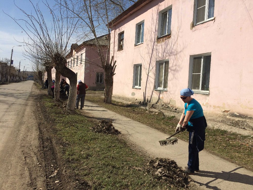 Сотрудники УСЗН очистили от зимнего мусора улицу Мира
