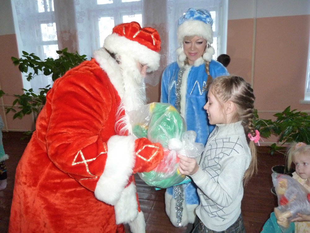 В детскую больницу Дед Мороз принес подарки