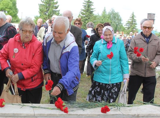 Не угасает память поколений
